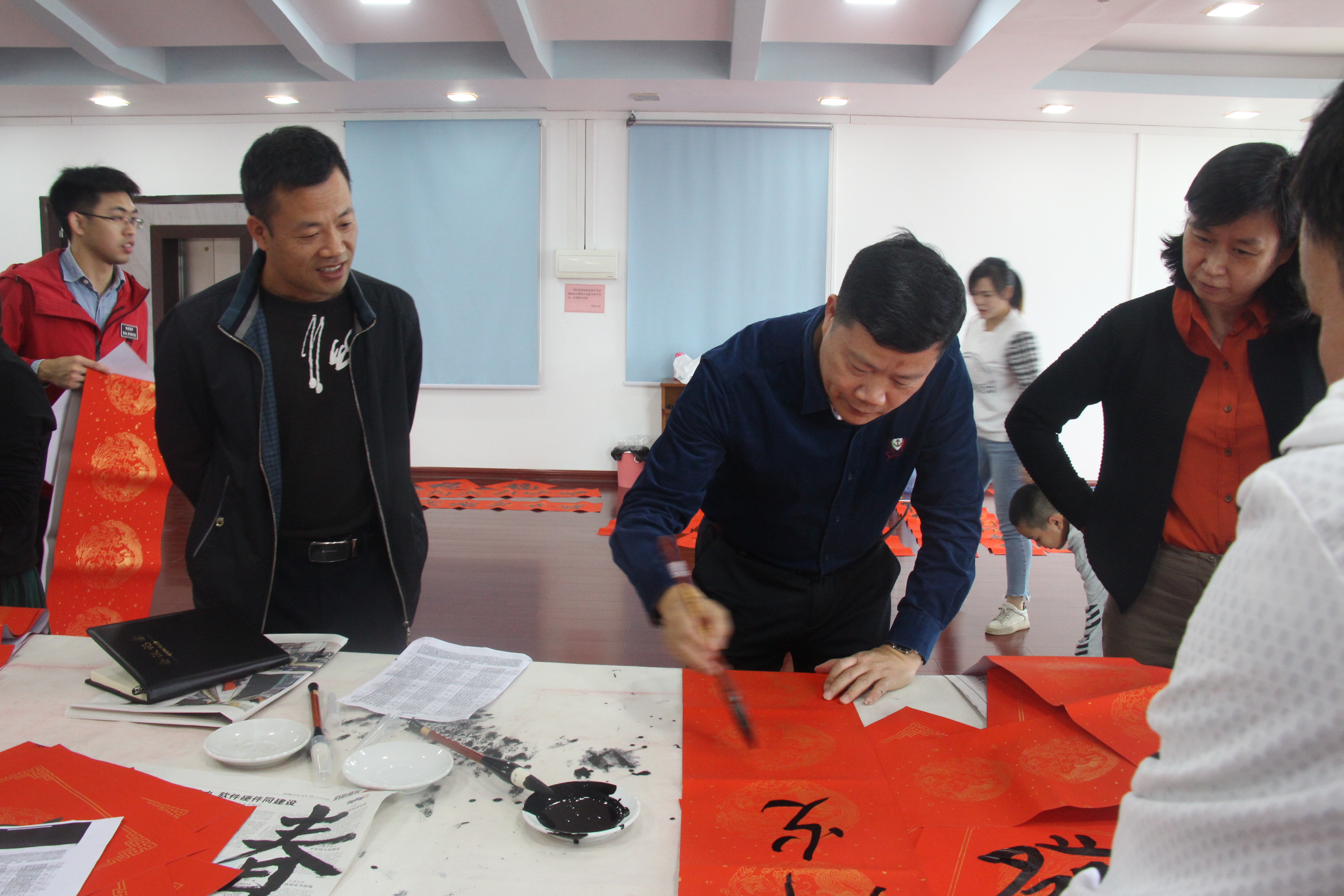戚组长挥毫.JPG