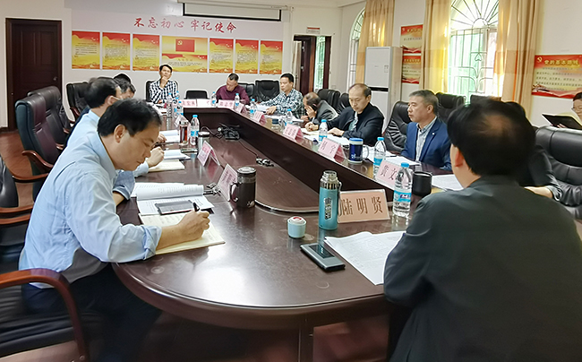 党组理论学习中心组（扩大）会议现场.jpg