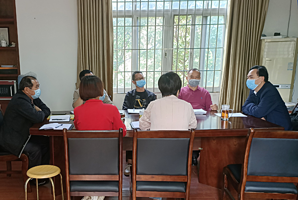 陆明贤局长在森林公园召开疫情防控和开园工作调研会.jpg