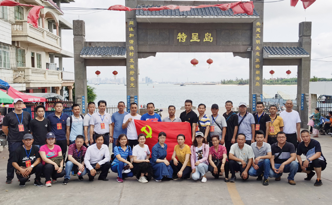 3选派霞山特呈岛社区的防控人员与社区领导合照.jpg