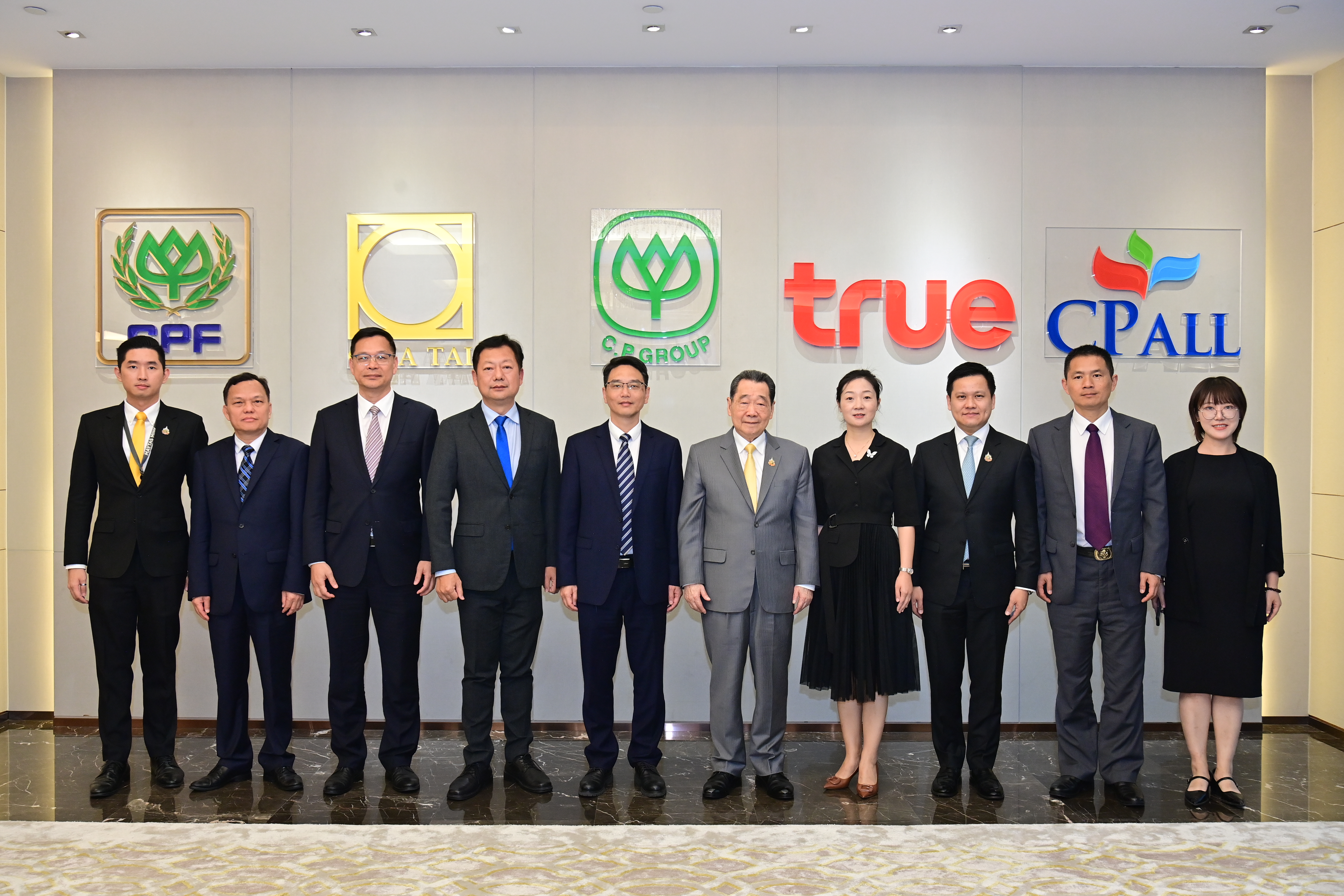 市政府代表团与正大集团资深董事长谢国民交流并合影.JPG