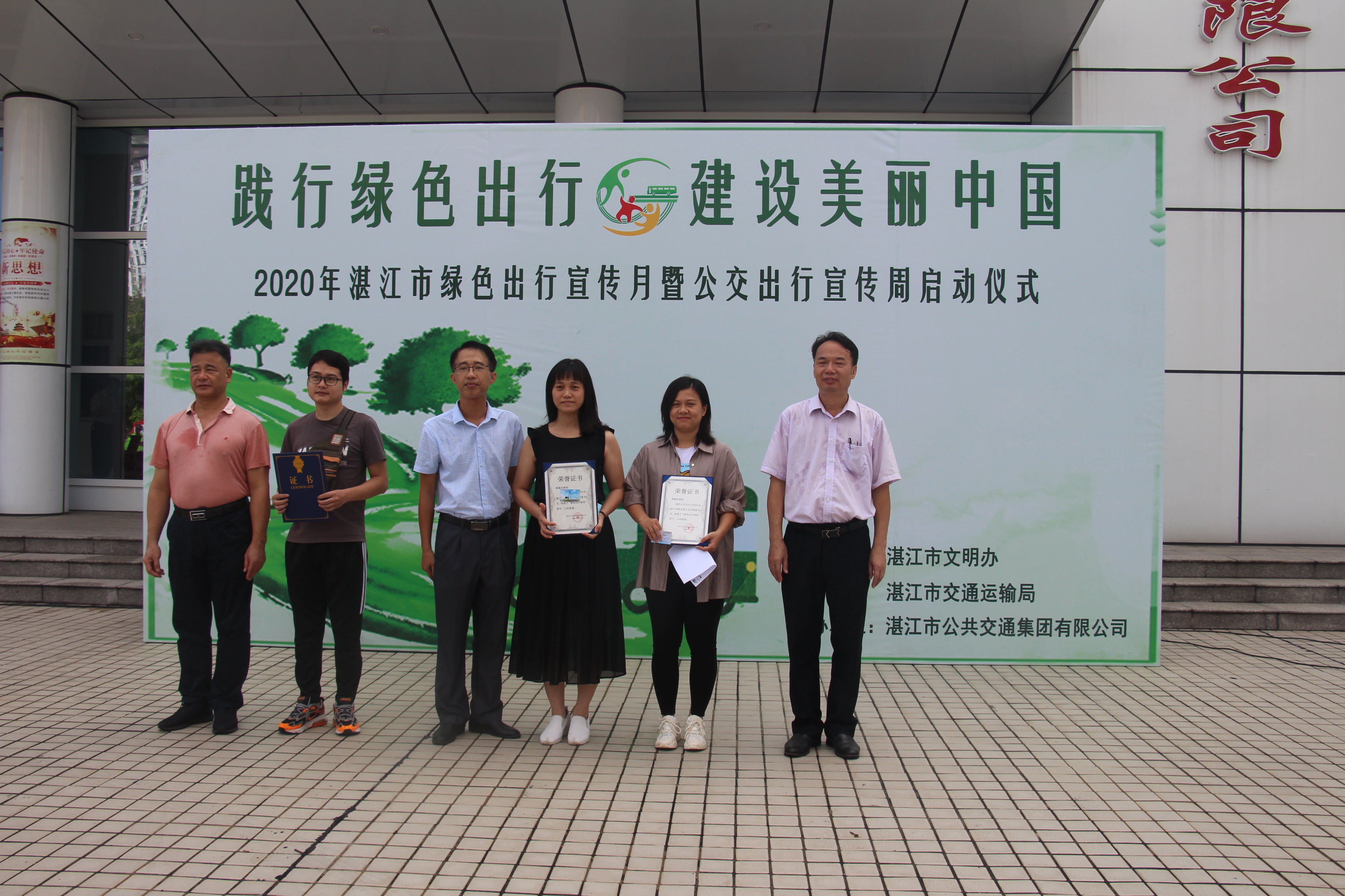 给市民颁奖.JPG